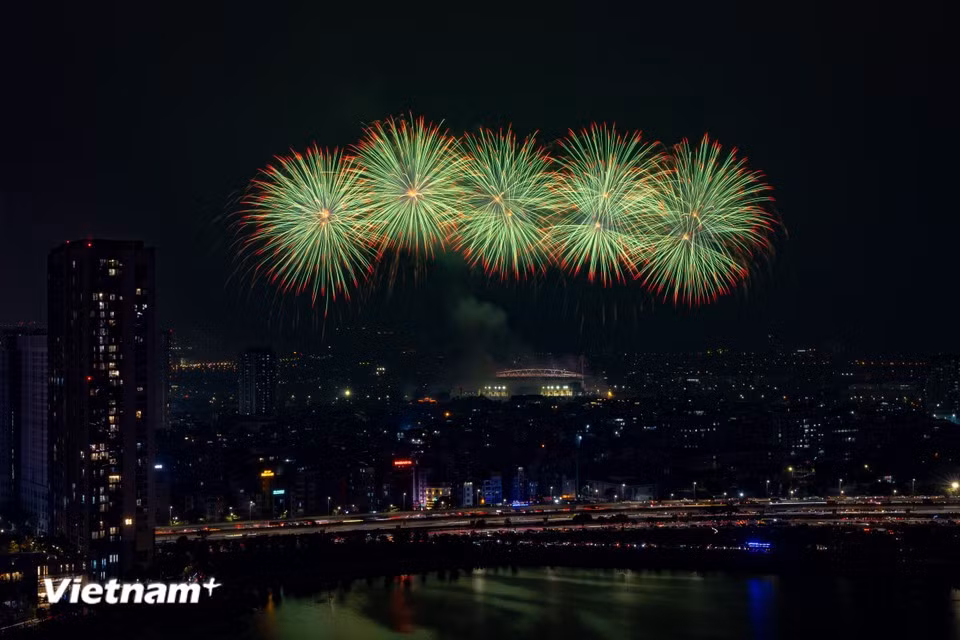 Pour offrir un festin visuel au plus grand nombre, les artificiers calculent soigneusement les angles de tir afin de garantir la meilleure visibilité possible depuis chaque point d'observation Photo : Vietnam+