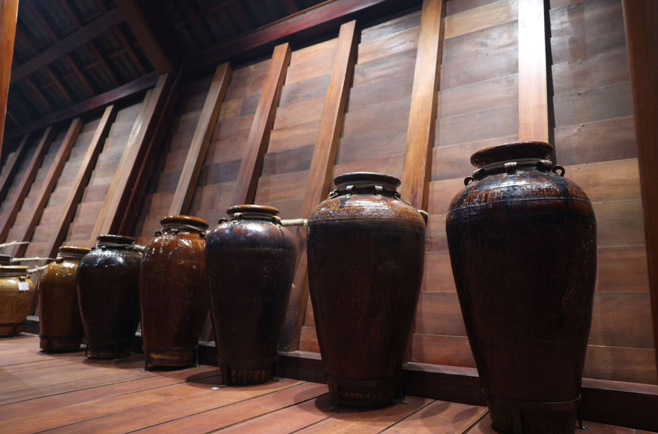 Symbole séculaire de prospérité et de pouvoir, le ché trône invariablement à la place d’honneur du foyer, affichant d’un seul regard le rang social et la fortune de ses propriétaires. Photo : VNA