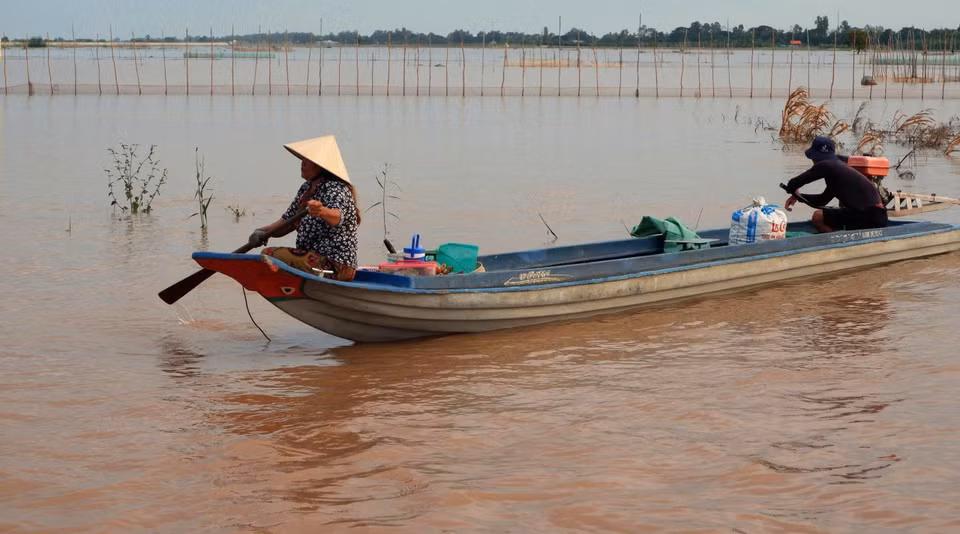 Lorsque la saison des crues arrive, les terres agricoles situées en dehors des digues sont inondées, interrompant temporairement le travail agricole. Les revenus de la pêche au poisson linh aident les habitants à subvenir à leurs besoins et à envoyer leurs enfants à l'école. Photo : VNA