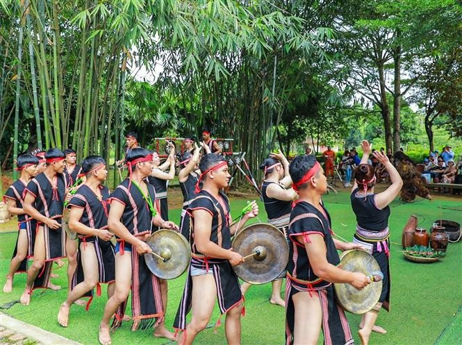 Le culte de l'eau, une cérémonie où la ferveur religieuse s'exprime dans la solennité des chants et des danses traditionnelles. Photo : VNA