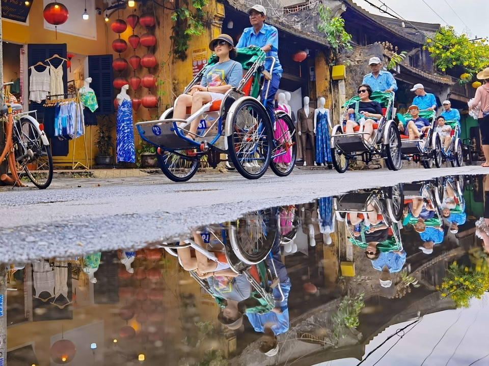 Ce rythme de vie lent et apaisé est l’âme même de Hôi An — un trésor discret qui séduit ceux qui cherchent à s’éloigner du tumulte pour retrouver la douceur du temps qui passe. Photo : Thanh Tung - VNA