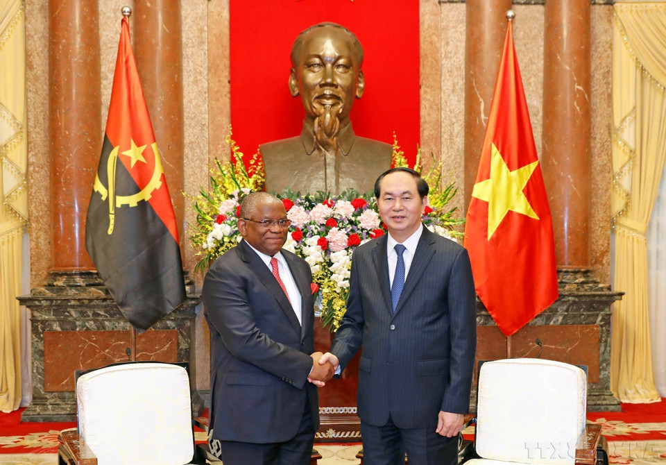 Dans l'après-midi du 25 avril 2017, à Hanoï, le président Trân Dai Quang (droite) reçoit le ministre angolais des Affaires étrangères, Georges Rebelo Pinto Chikoti, en visite officielle au Vietnam. Photo : VNA