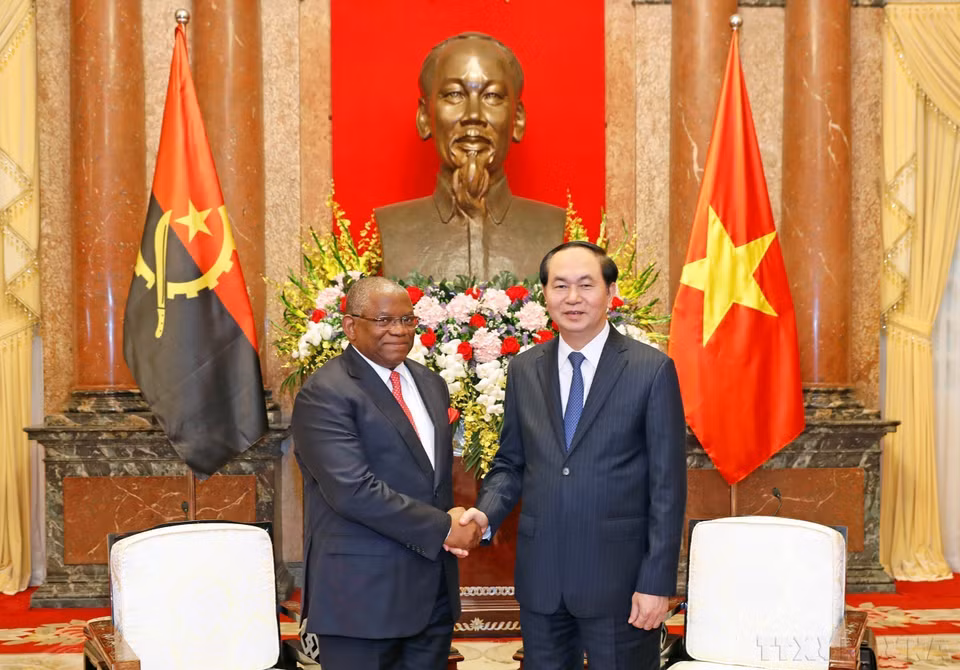 Dans l'après-midi du 25 avril 2017, à Hanoï, le président Trân Dai Quang (droite) reçoit le ministre angolais des Affaires étrangères, Georges Rebelo Pinto Chikoti, en visite officielle au Vietnam. Photo : VNA