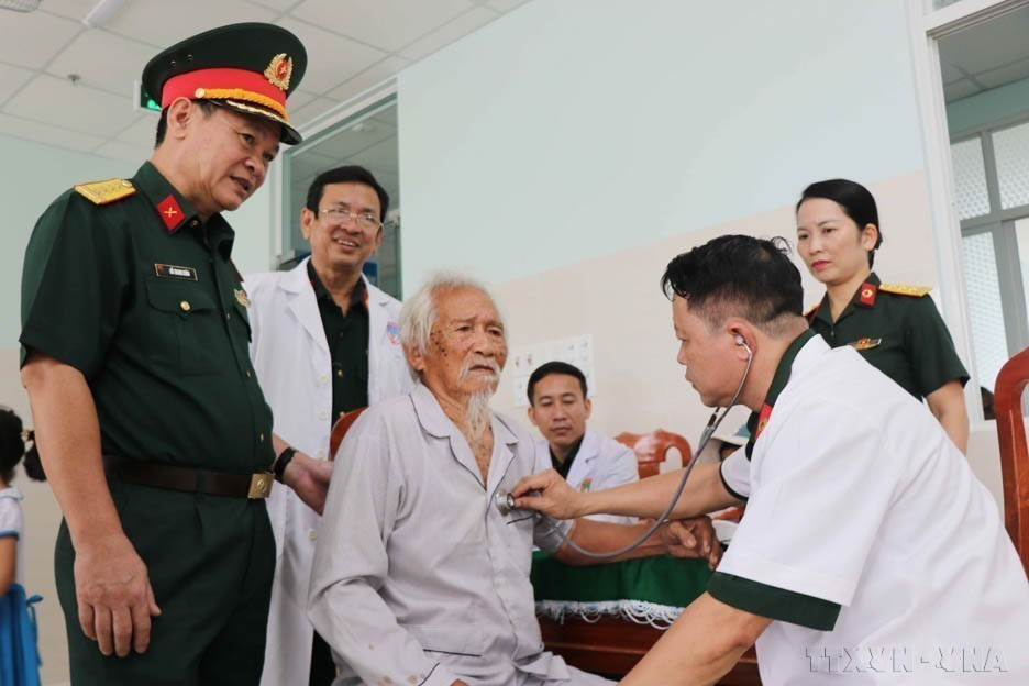 Consultations et distribution gratuite de médicaments pour les populations vulnérables sur la zone spéciale de Ly Son, province de Quang Ngai. Photo : VNA