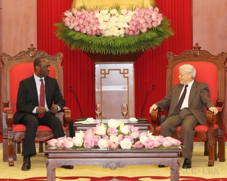 Le secrétaire général du Comité central du Parti communiste du Vietnam, Nguyen Phu Trong (droite), reçoit le Premier ministre du Mozambique, Carlos Agostinho do Rosario, en visite officielle au Vietnam, le 1er août 2017. Photo : VNA