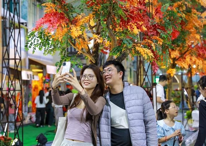 "Quintessence de l'Automne de Hanoï" offre aux entreprises des opportunités de coopération et permet de présenter les produits les plus emblématiques de la capitale aux visiteurs vietnamiens et étrangers. Photo : VNA