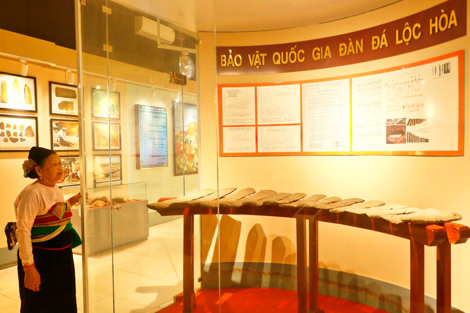 Le lithophone de Lôc Hoa, reconnu Trésor national en 2018, est exposé à l'Espace culturel de Binh Phuoc au Musée provincial de Dông Nai. Photo : VNA