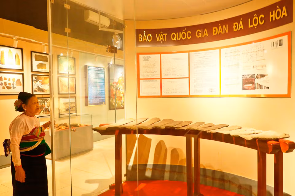 Le lithophone de Lôc Hoa, reconnu Trésor national en 2018, est exposé à l'Espace culturel de Binh Phuoc au Musée provincial de Dông Nai. Photo : VNA