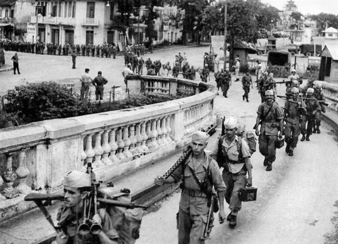 L'après-midi du 9 octobre 1954, les derniers soldats français s'e retirent, empruntant le pont Long Biên pour rejoindre Hai Phong. Photo : Archives