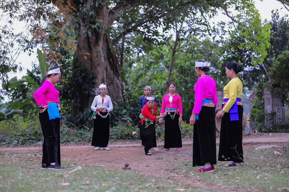 La compétition de "đánh cù" met généralement aux prises deux groupes ou deux équipes rivales. Photo : VNA