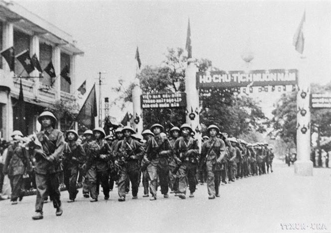 Répondant à l'attente fervente de la population, les unités de la Division 308 font leur entrée et prennent solennellement le contrôle de la capitale, un acte symbolisant l'ouverture d'un nouveau chapitre historique. Photo : Archives