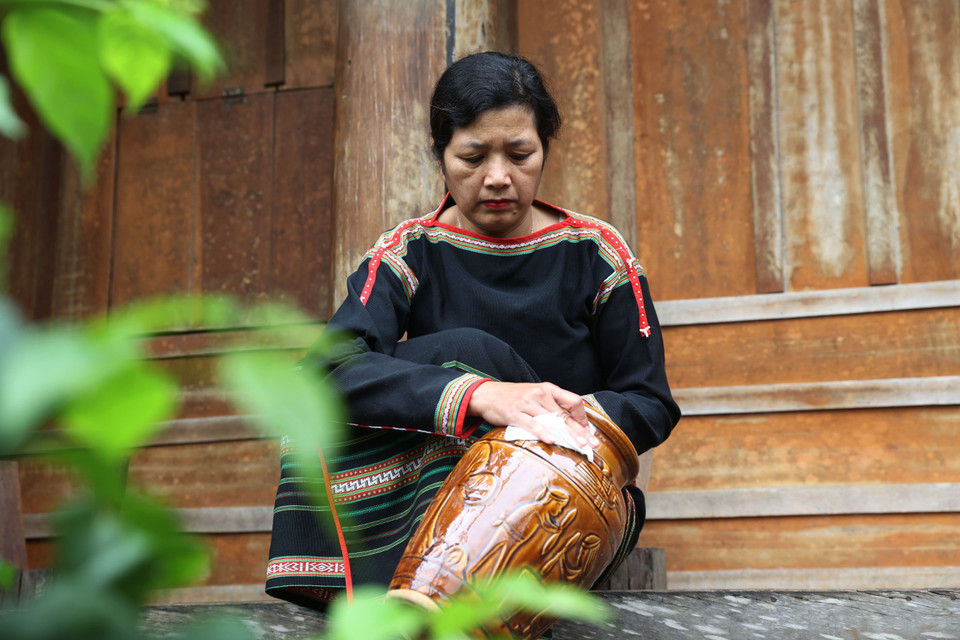 Vénéré comme un patrimoine inestimable, chaque "ché" est soigneusement conservé et transmis de génération en génération, garantissant la pérennité de l’héritage familial. Photo : VNA