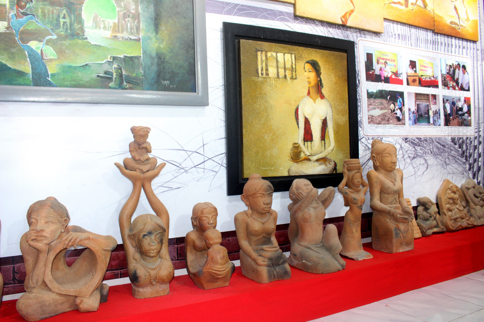 Des statues en céramique et en porcelaine. Photo : VNA