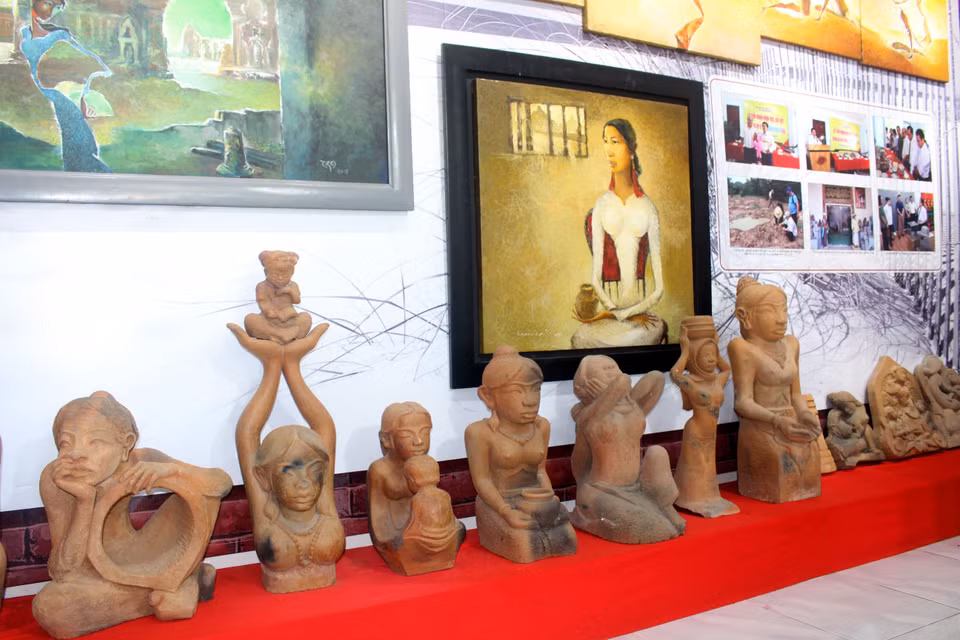 Des statues en céramique et en porcelaine. Photo : VNA