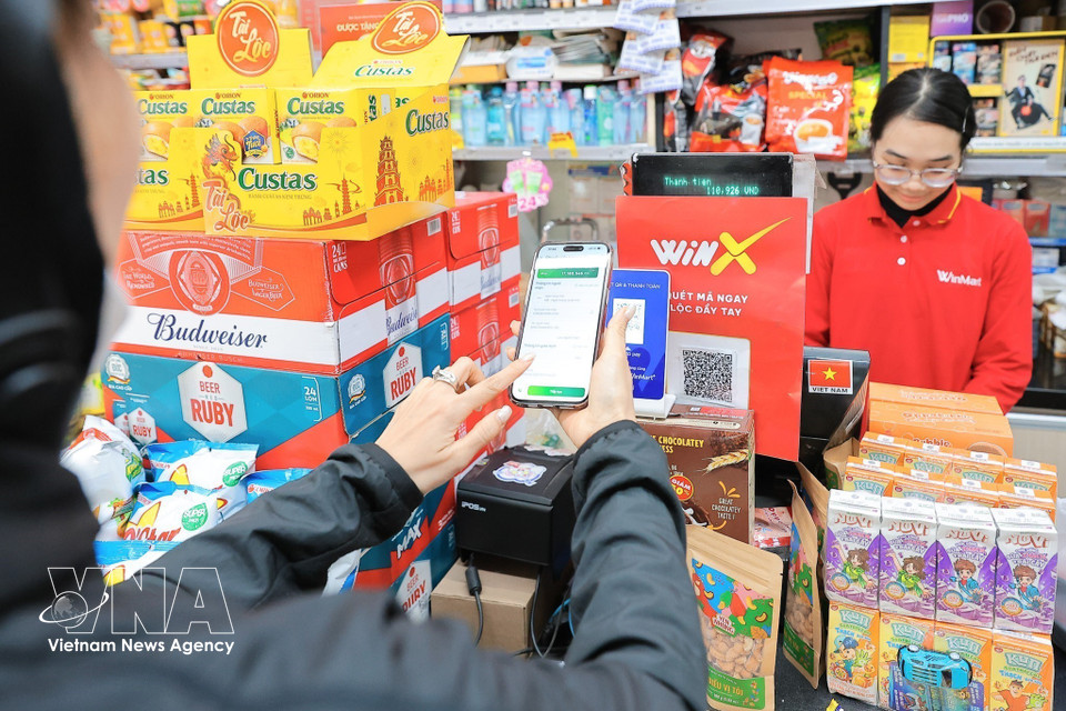 Les paiements numériques garantissent des transactions plus fluides et sécurisées, ainsi qu’une transparence accrue. Photo : VNA