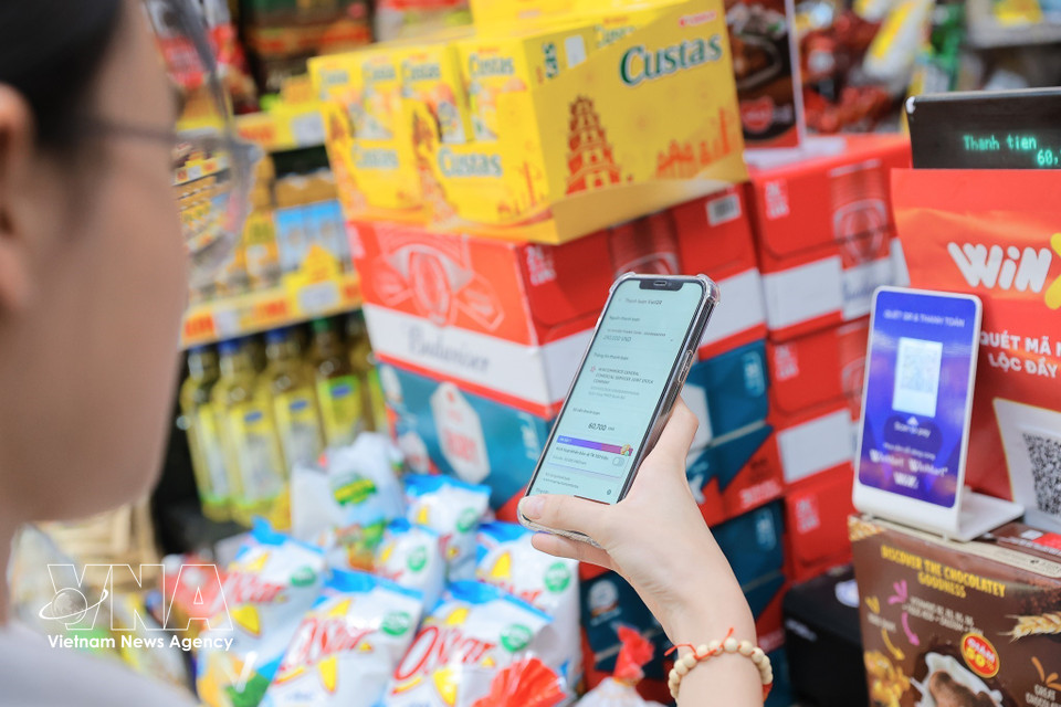 Le paiement par scan de code QR se généralise dans les boutiques, les supermarchés et les points de vente au détail. Photo : VNA