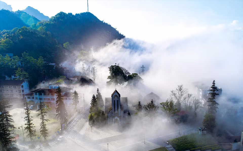 Construite en 1926, l’église de pierre de Sa Pa reste intacte. Photo : VNP