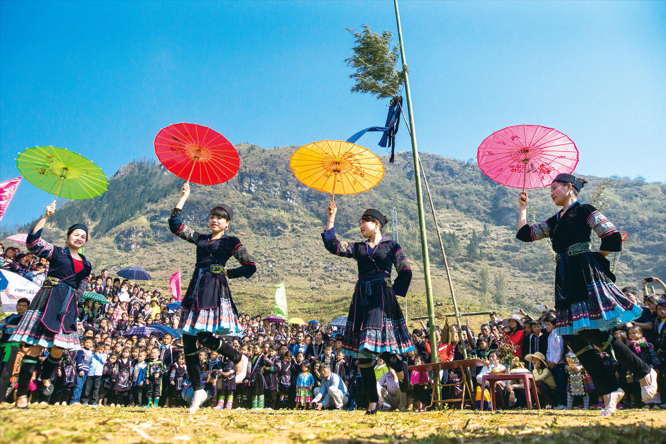 Danse traditionnelle des Mông lors de la fête Gâu Tào. Photo : VNP