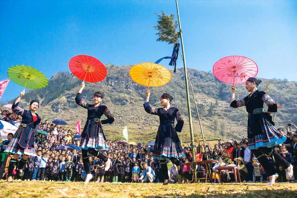 Danse traditionnelle des Mông lors de la fête Gâu Tào. Photo : VNP