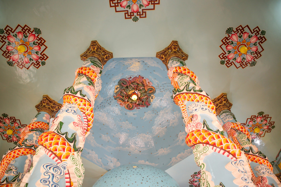 Les colonnes sont décorées de dragons et revêtus de peintures blanche, rouge et bleue. Photo : VNA