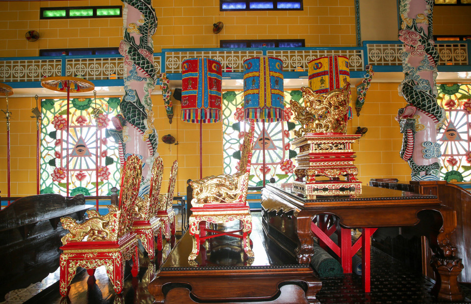 L'intérieur du Saint-Siège se compose d'une salle à colonnes, appelée «Cuu Trùng Dàï». Son plancher est divisé en 9 niveaux. Le plafond en forme de dôme représente un ciel nocturne rempli d'étoiles. Photo : VNA