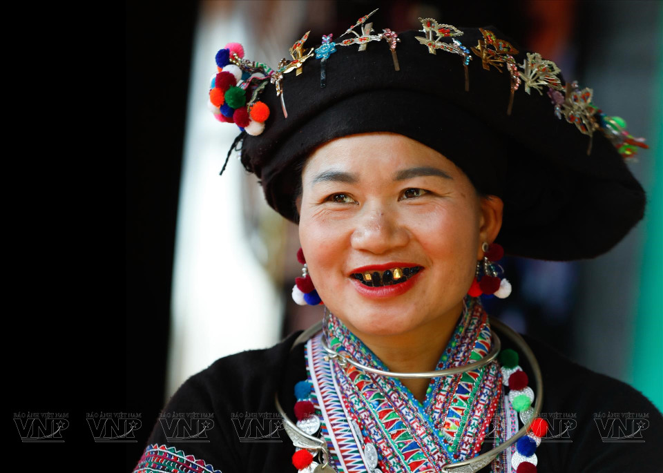 Les femmes de l’ethnie lao considèrent le noircissement des dents non seulement comme une beauté, mais aussi comme un moyen de leur apporter de chance. Photo : VNP