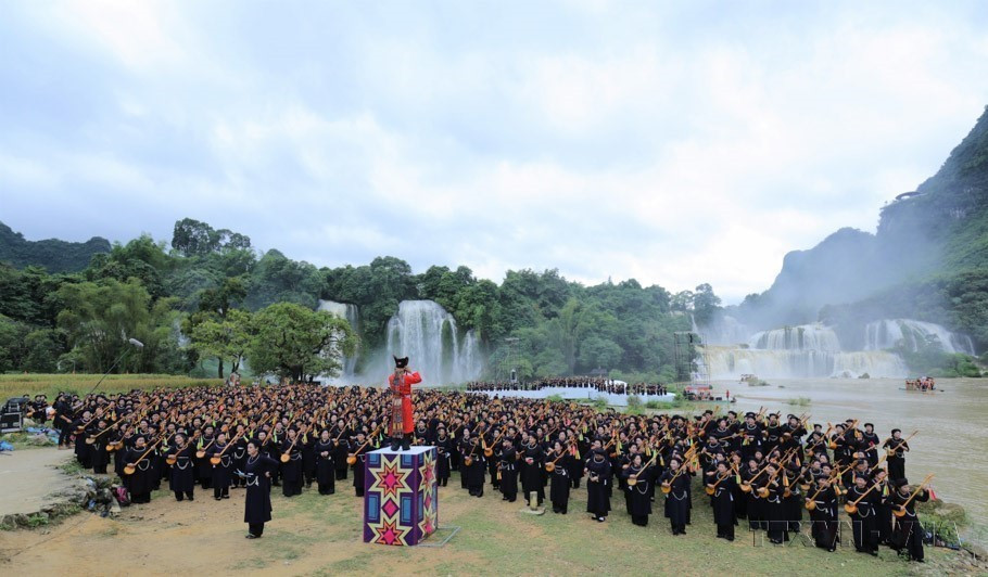 Promouvoir la présentation de l’image du Vietnam, de sa culture et de son peuple dans le monde. Sur la photo : Représentation de chant Then et de musique Tinh avec la participation de 1.000 personnes à la cascade de Ban Giôc, province de Cao Bang (Nord). Photo : VNA