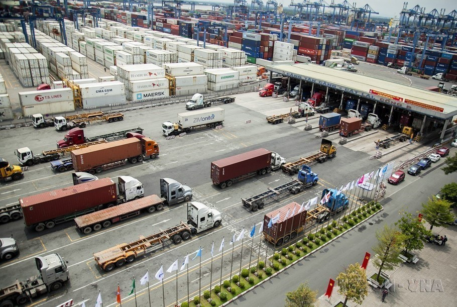 Transport de marchandises d'exportation et d'importation au port de Cat Lai de la société Tân Cang Saigon, à Hô Chi Minh-Ville. Photo : VNA