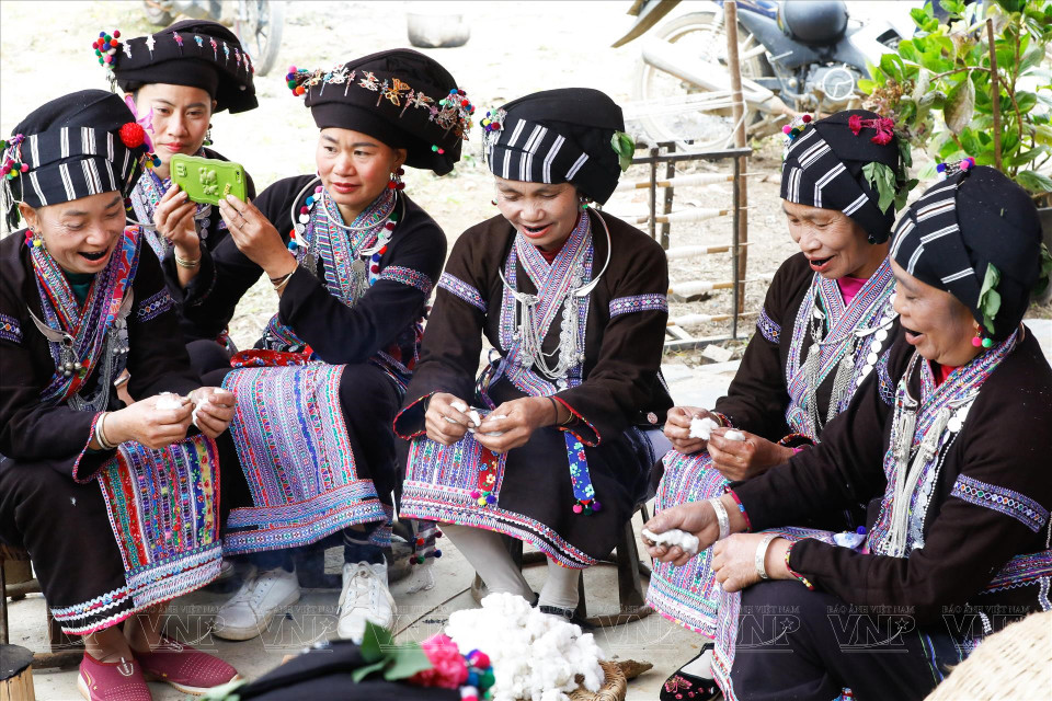 Les femmes Lao et Lu du district de Tam Duong maintiennent toujours la coutume de teindre leurs dents noires. Photo : VNA