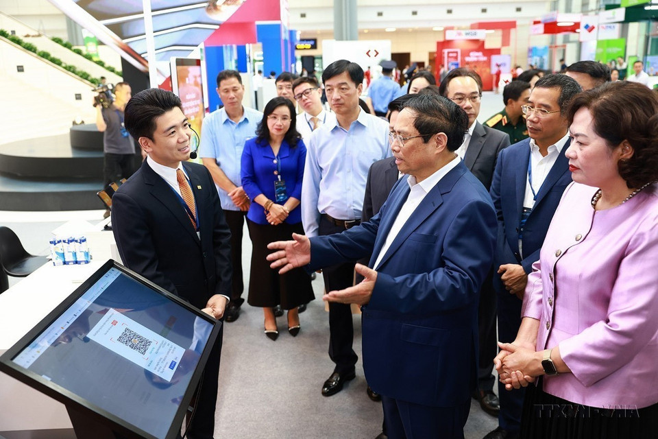 La transformation numérique est une exigence et une tendance inévitable et objective pour un développement du monde des affaires vietnamien. Sur la photo : le Premier ministre Pham Minh Chinh visite une exposition d'applications de la transformation numérique dans le secteur bancaire. Photo : VNA