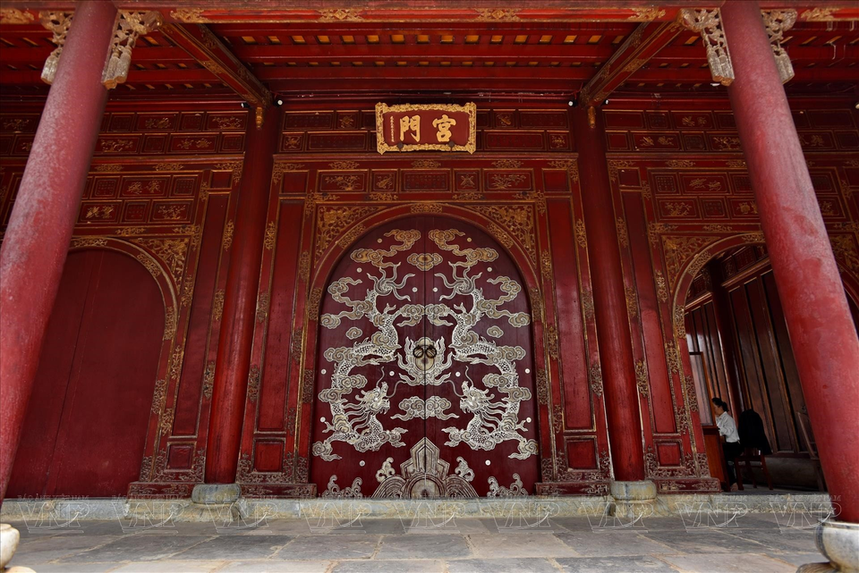 Un style de peinture vif sur la porte principale du tombeau du roi Dông Khanh. Photo : VNP