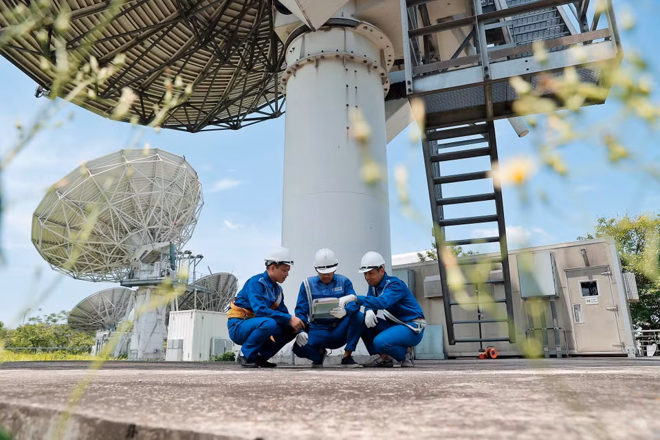Activités de maintenance périodique des antennes satellite de VINASAT - Station de contrôle et d'exploitation des satellites de Quê Duong. Photo : VNA