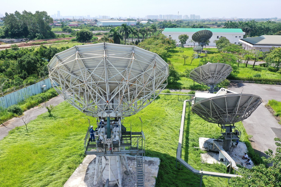 La station de contrôle et d’exploitation satellitaire VINASAT - Quê Duong, construite à grande échelle à Cat Quê, Hoai Duc, Hanoi, est la principale station de suivi des satellites de télécommunications VINASAT-1 et VINASAT-2. Photo : VNA