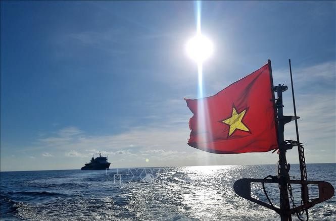 Le drapeau national flotte sur un bateau de la Marine vietnamienne. Photo : Báo Tin tức