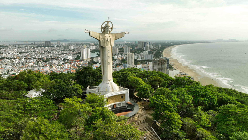 La statue monumentale de Jésus-Christ est visible de toutes les coins de la ville. Photo : VNA