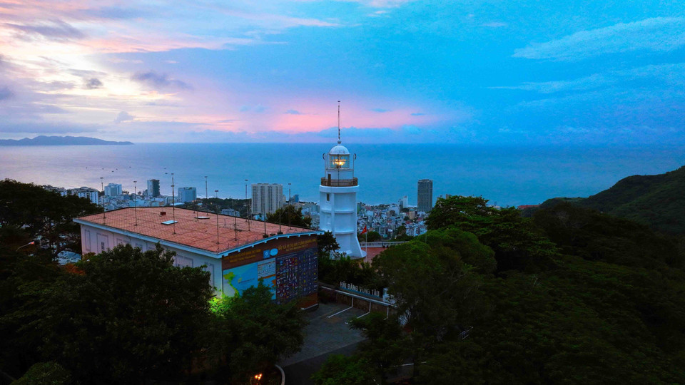 Le phare de Vung Tau se trouve au sommet de la Petite montagne (nui Nho) de la ville de Vung Tau. Situé à une altitude de 170m au-dessus du niveau de la mer, ce phare a pour but de servir d'aide à la navigation et de guider les navires qui passent par l’embouchure de Cân Gio. Le phare de Vung Tau a été le premier du genre au Vietnam. Construit en 1862, puis reconstruit par les Français en 1913, il conserve encore son ancienne architecture. Photo : VNA