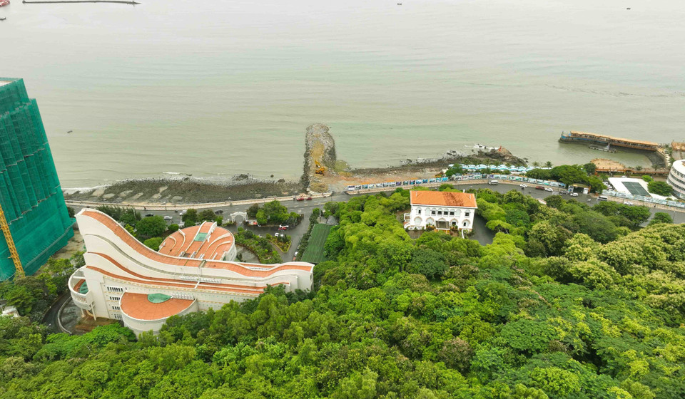 Sur l’avenue Tran Phu, dans l’arrondissement No 1, ville de Vung Tau (à une centaine de km de Hô Chi Minh-Ville), une villa blanche, à la toiture rouge qui donne sur la mer, attire le regard des touristes. Cette édifice est peint en blanc d’où son surnom « Villa Blanche ». C’est un lieu incontournable pour les touristes visitant la ville côtière de Vung Tau. Photo : VNA
