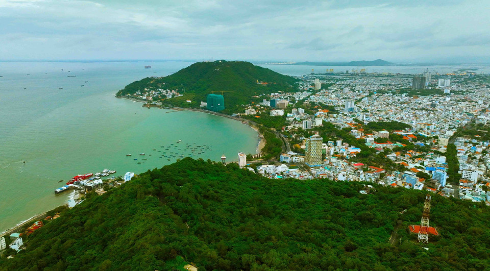 Bai Truoc, également connue sous le nom de plage de Tam Duong, offre une atmosphère plus animée. Elle est située au sud-ouest de Vung Tau et ressemble à un croissant de lune vu d'en haut, avec les montagnes Tuong Ky et Tao Phung à ses extrémités. Photo : VNA