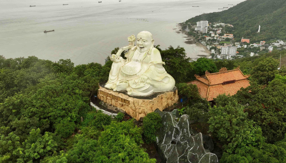 La statue du Bouddha Maitreya est située dans la zone touristique de Hô Mây dans la province de Vung Tau, une destination attrayante pour les touristes dans et hors du pays. Photo : VNA