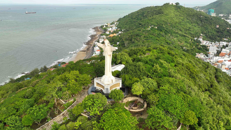 Mesurant 32 m de haut, avec des bras tendus d’une envergure de 18,4 m, la statue monumentale représentant Jésus-Christ a établi le record de « la plus grande statue de Jésus-Christ du Vietnam ». Il s’agit d’un site incontournable de la ville de Vung Tau (anciennement « Cap Saint-Jacques »). Du pied de la statue, un escalier en colimaçon de 133 marches mène à la station d’observation située sur les épaules de celle-ci. La construction du Christ de Vung Tau a commencé en 1972 et a été suspendue pendant 20 ans. Elle n’a été inaugurée qu’en 1994. Photo : VNA