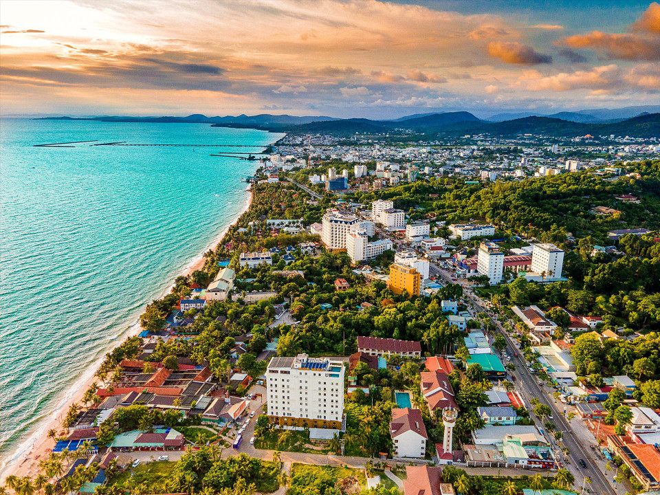 Phu Quôc est la seule unité administrative insulaire de niveau municipal du Vietnam. La ville de Phu Quoc, relevant de la province de Kiên Giang (Sud), est un archipel de 22 grandes et petites îles, d’une superficie totale de 573 km². L’île de Phu Quôc est la plus grande, d’une superficie de 567 km². Phu Quôc a la forme d’une baleine géante dont la tête est tournée vers le Nord. Certains touristes y voient plutôt une belle sirène au large de la mer du Sud. Dans la photo : Phu Quôc vu d'en haut. Photo : VNP