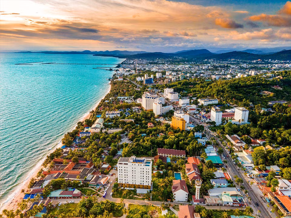 Phu Quôc est la seule unité administrative insulaire de niveau municipal du Vietnam. La ville de Phu Quoc, relevant de la province de Kiên Giang (Sud), est un archipel de 22 grandes et petites îles, d’une superficie totale de 573 km². L’île de Phu Quôc est la plus grande, d’une superficie de 567 km². Phu Quôc a la forme d’une baleine géante dont la tête est tournée vers le Nord. Certains touristes y voient plutôt une belle sirène au large de la mer du Sud. Dans la photo : Phu Quôc vu d'en haut. Photo : VNP
