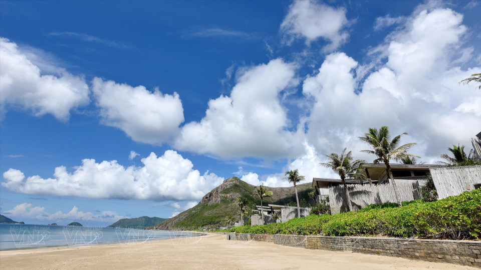 Côn Dao (La "Poulo Condore" du temps des Français) est un archipel relevant de la province de Ba Ria- Vung Tau (Sud), et abrite 16 îles, d’une superficie totale de 76 km². L’île de Con Dao, de 51,52 km², est la plus grande. Dans la photo : Des villas donnent sur la mer, situées en pleine nature, de la station de villégiature de luxe Six Senses Côn Đao. Photo : VNP