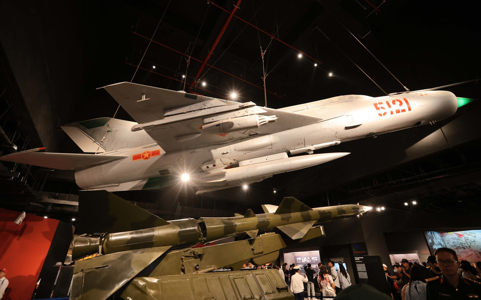 Le trésor national, le chasseur MiG-21 "Silver Swallow", numéroté 5121 est situé dans le hall principal du musée. Au cours de la guerre de résistance contre les États-Unis, neuf pilotes l’ont piloté, ont participé à 69 sorties, ont engagé 22 combats contre l’ennemi et ont abattu 14 avions américains. Photo : VNA