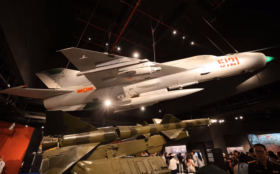 Le trésor national, le chasseur MiG-21 "Silver Swallow", numéroté 5121 est situé dans le hall principal du musée. Au cours de la guerre de résistance contre les États-Unis, neuf pilotes l’ont piloté, ont participé à 69 sorties, ont engagé 22 combats contre l’ennemi et ont abattu 14 avions américains. Photo : VNA