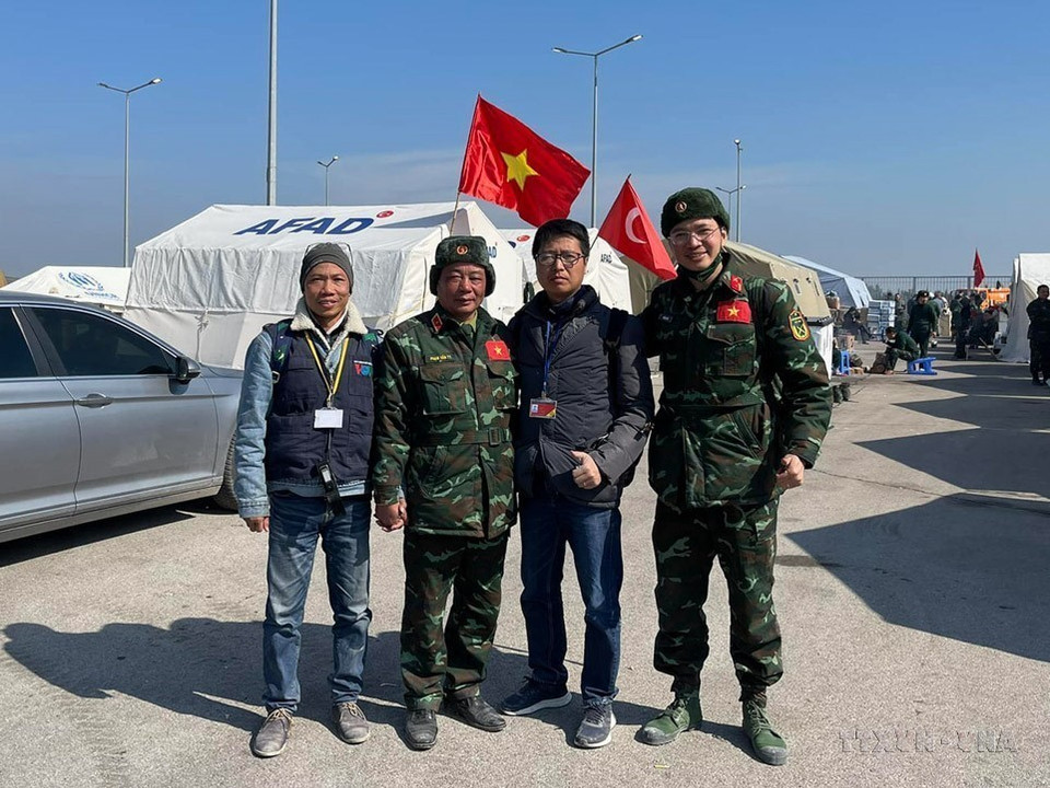 Le correspondant Hai Linh (2e, à droite) en Turquie pour fournir des informations sur le plus grand tremblement de terre depuis des centaines d'années, en février 2023. Photo: VNA