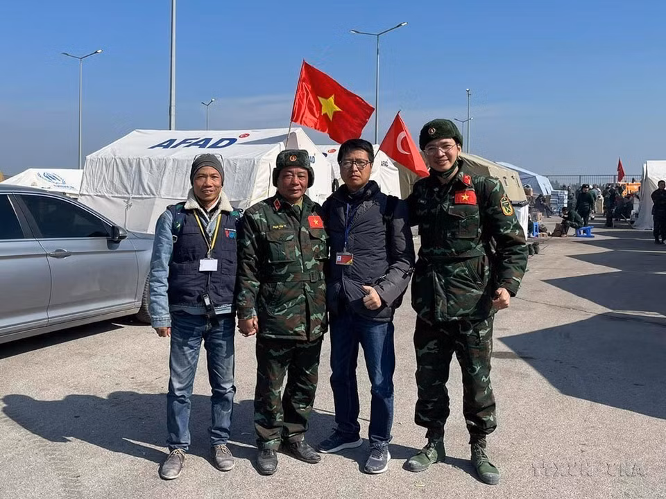Le correspondant Hai Linh (2e, à droite) en Turquie pour fournir des informations sur le plus grand tremblement de terre depuis des centaines d'années, en février 2023. Photo: VNA