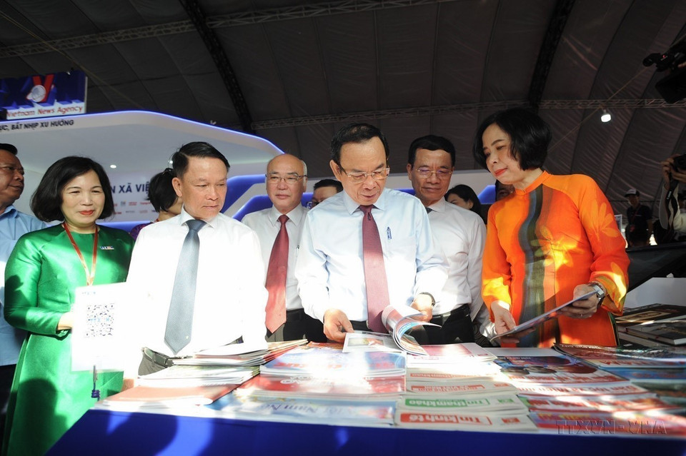 Le secrétaire du Comité du Parti de Hô Chi Minh-Ville, Nguyên Van Nên, et les délégués visite le stand de la VNA lors de la Fête nationale de presse 2024 dans la mégapole du Sud, le 15 mars 2024. Photo : VNA