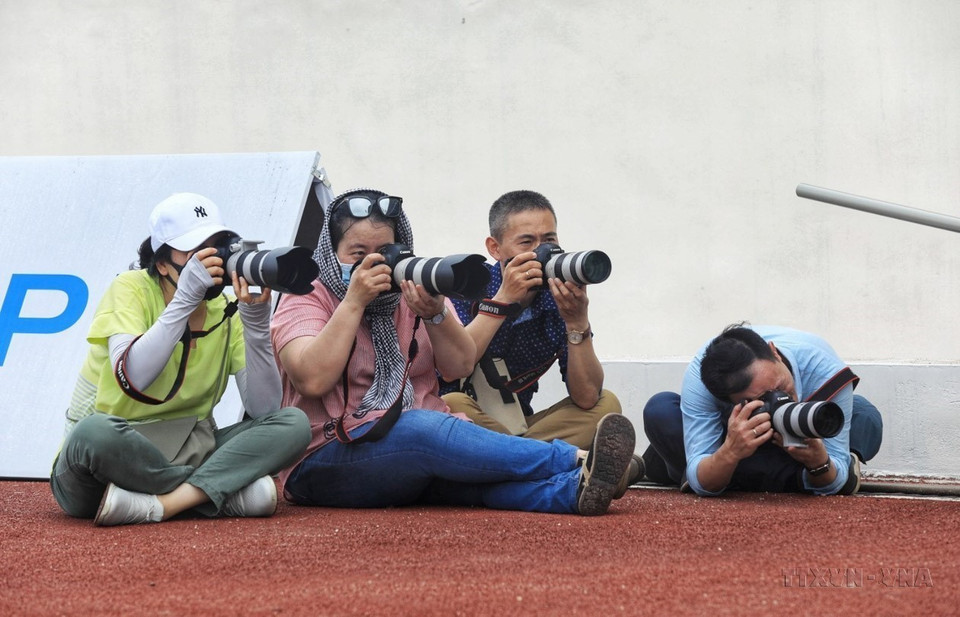 Des correspondants de la VNA lors des SEA Games 31 au Vietnam. Photo : VNA