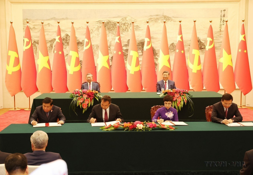 Le secrétaire général du Parti communiste du Vietnam et président vietnamien Tô Lâm et le secrétaire général du Parti communiste chinois (PCC) et président chinois Xi Jinping assistent à la cérémonie de signature d'un accord de coopération professionnelle entre l'Agence vietnamienne d’Information et l'agence de presse Xinhua (à droite) et de coopération en matière d'investissement entre les deux pays (le 19 août 2024 à Pékin). Photo : VNA